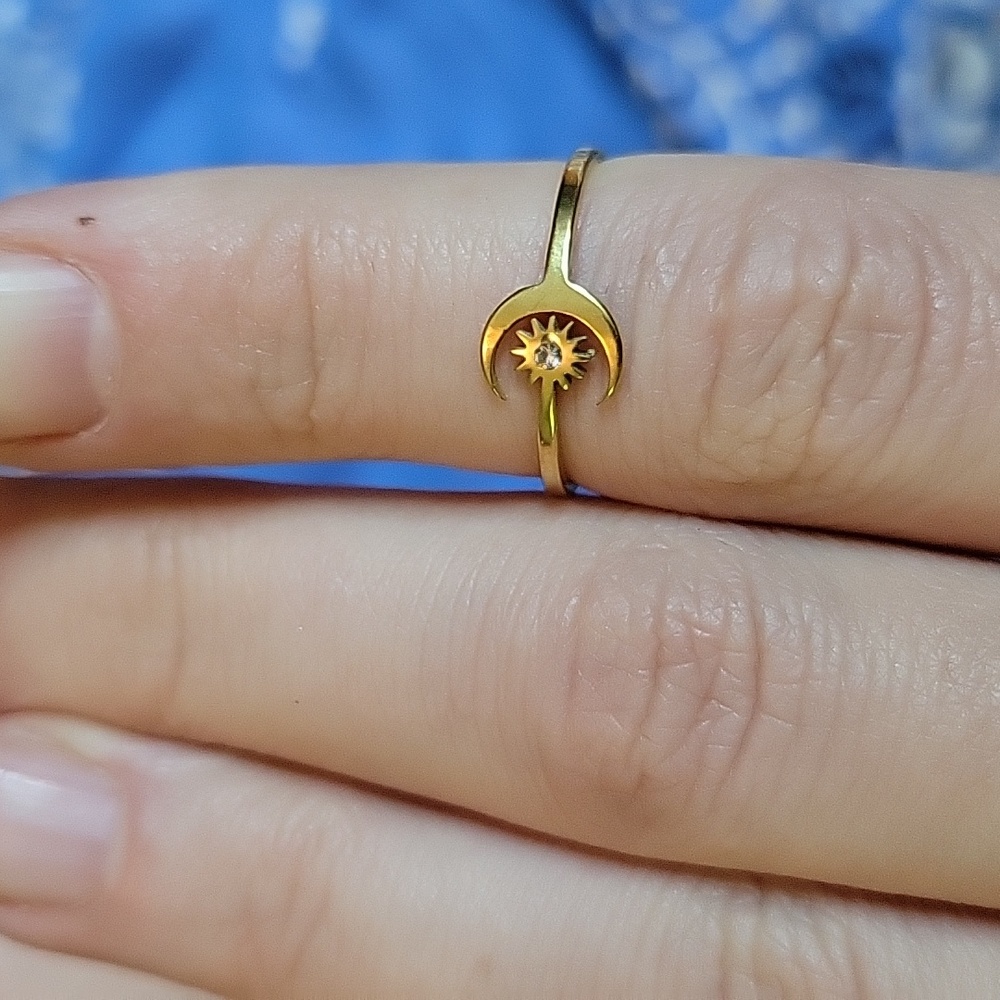 🤎 Goldtone Dainty Moon & Star Ring - Picture 3 of 6